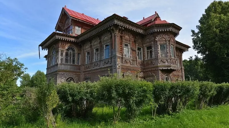 Купеческий дом в обезлюдевшей деревне Погорелово