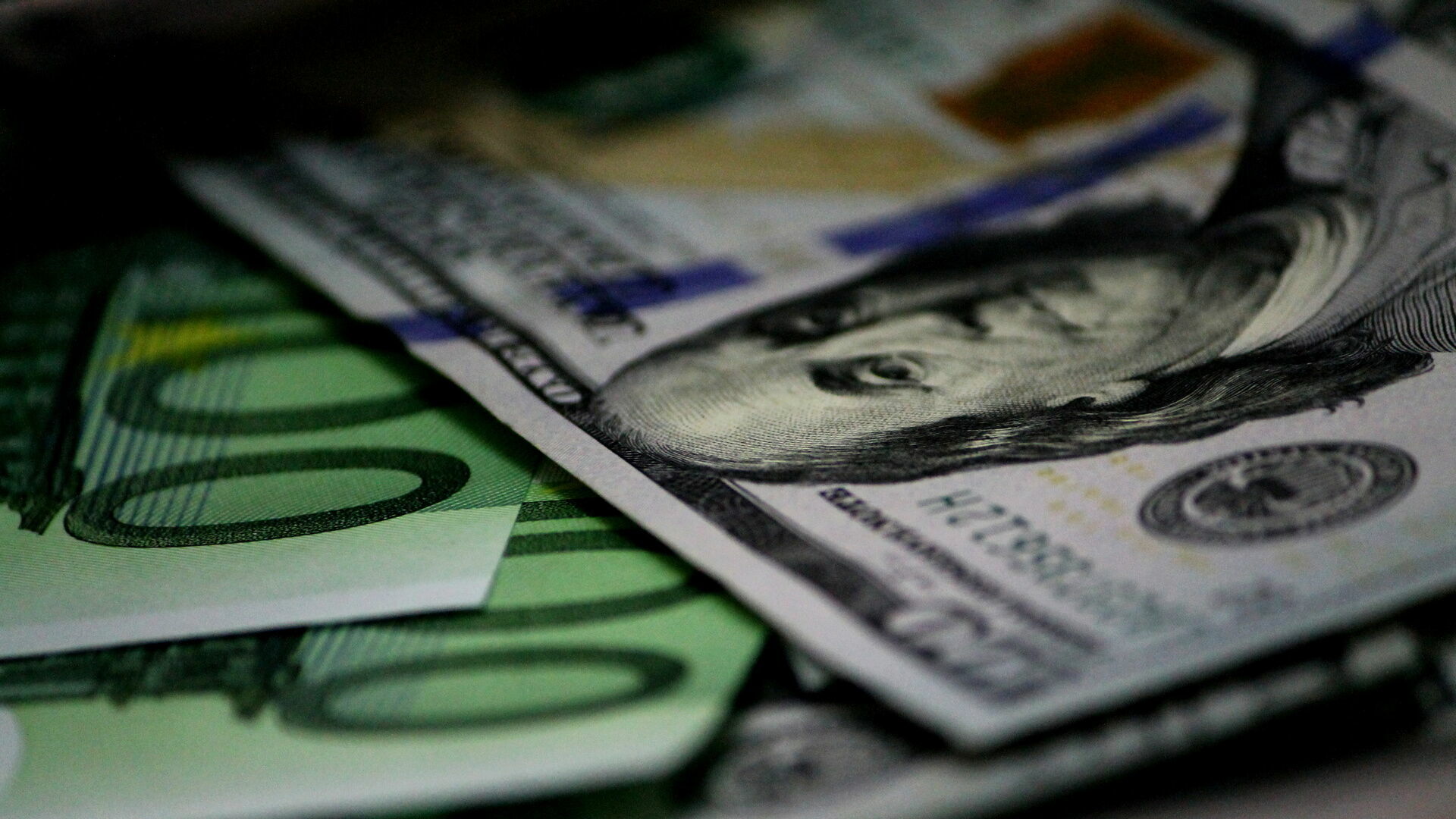 Центробанк запретил иностранцам в России переводить деньги за рубеж