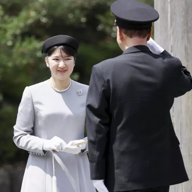 Японская принцесса Айко посещает мавзолей своей прабабушки императрицы Кодзюн